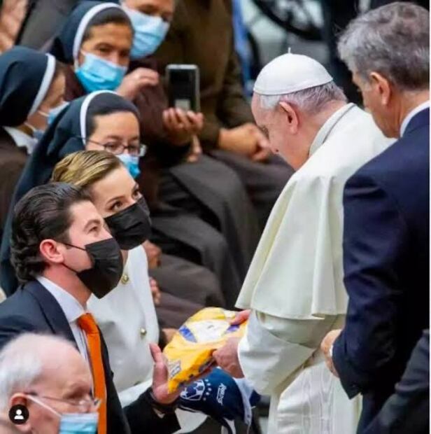 Papa Francisco con la playera de Tigres dada por Samuel García y su esposa