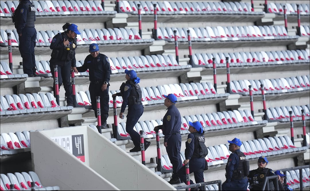 Elementos de seguridad se colocan dentro de las gradas del Estadio Azteca. FOTO: Imago7