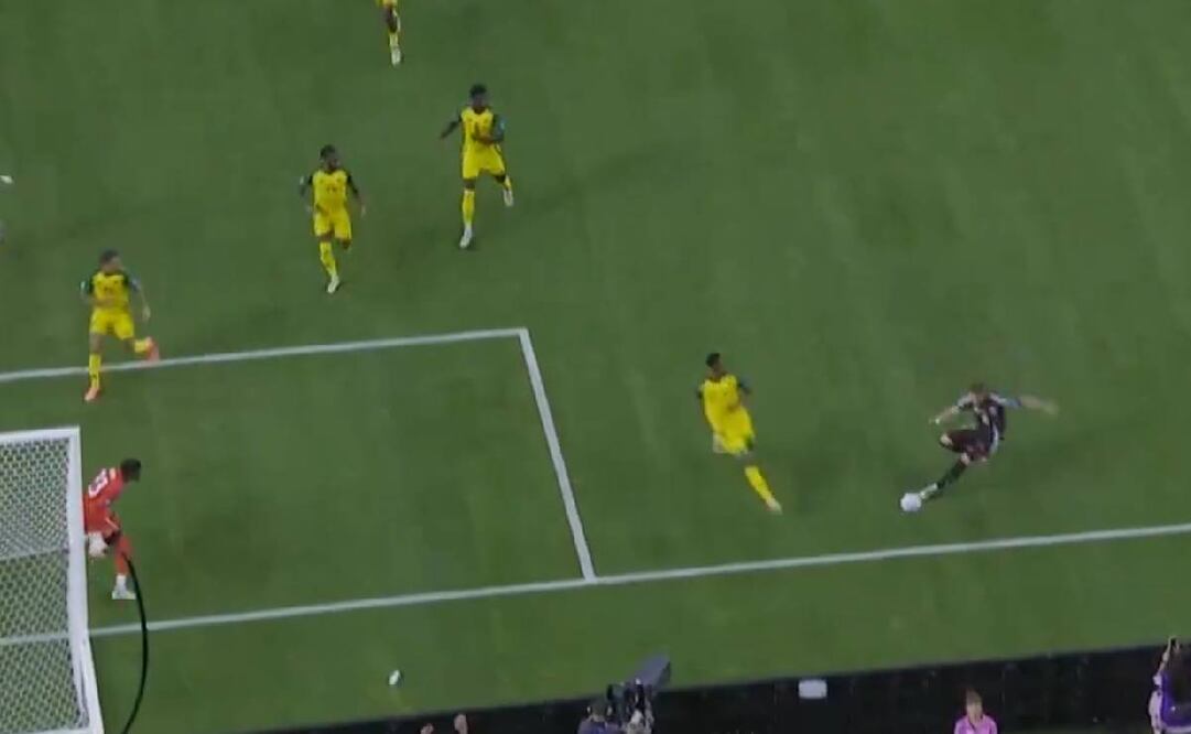 David Faitelson reventó a Santiago Giménez en la primera jugada que falló ante Jamaica. Foto: Especial