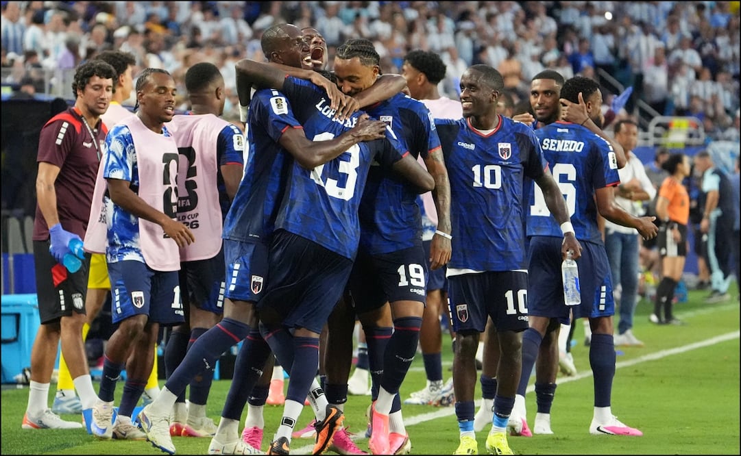 Jugadores de Cabo Verde celebran un gol de Sidny Lopes Cabral, en el partido ante Argentina en el Estadio Miami. FOTO: EFE