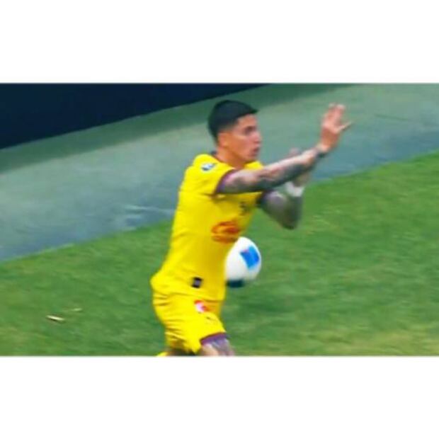 Brian Rodríguez pidió mano de Luis Romo, pero el árbitro no la marcó. Foto. Especial
