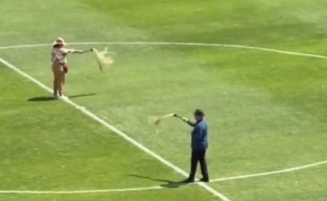 En la cancha del Estadio León había dos 'brujos' realizando una limpia antes del juego contra el América. Foto: Especial
