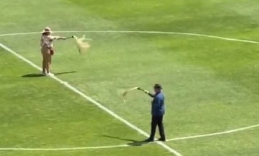 En la cancha del Estadio León había dos 'brujos' realizando una limpia antes del juego contra el América. Foto: Especial