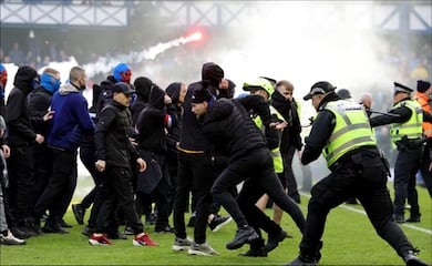 Caos en el Clásico de Escocia: Aficionados del Celtic y Rangers invaden el terreno de juego