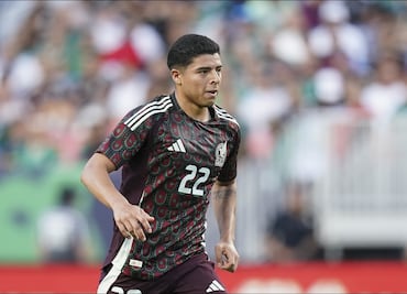 Víctor Guzmán causa baja del microciclo de la Selección Mexicana; regresa a Monterrey a recuperarse