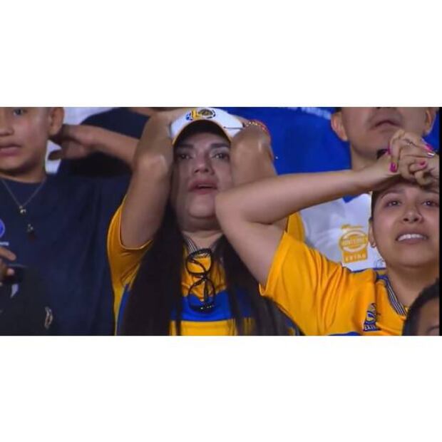 La aficionada de Tigres hizo que Jorge Campos no parar de reir. Foto: Especial