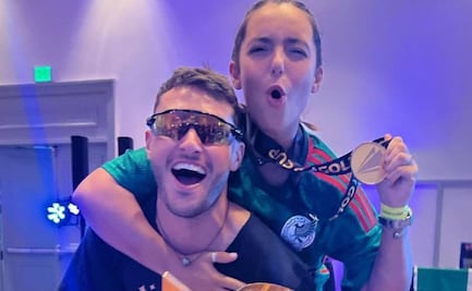 Santiago Giménez 'alburea' a su novia en plena transmisión en vivo