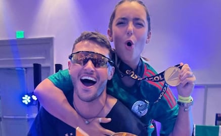 Santiago Giménez 'alburea' a su novia en plena transmisión en vivo