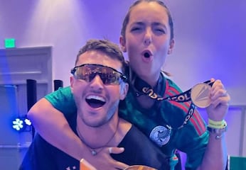 Santiago Giménez 'alburea' a su novia en plena transmisión en vivo