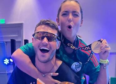 Santiago Giménez 'alburea' a su novia en plena transmisión en vivo