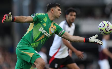 Dibu Martínez le pide a Raúl Jiménez intercambiar playeras en la derrota del Fulham