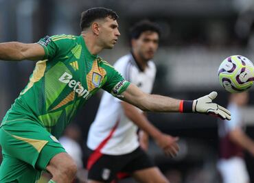 Dibu Martínez le pide a Raúl Jiménez intercambiar playeras en la derrota del Fulham