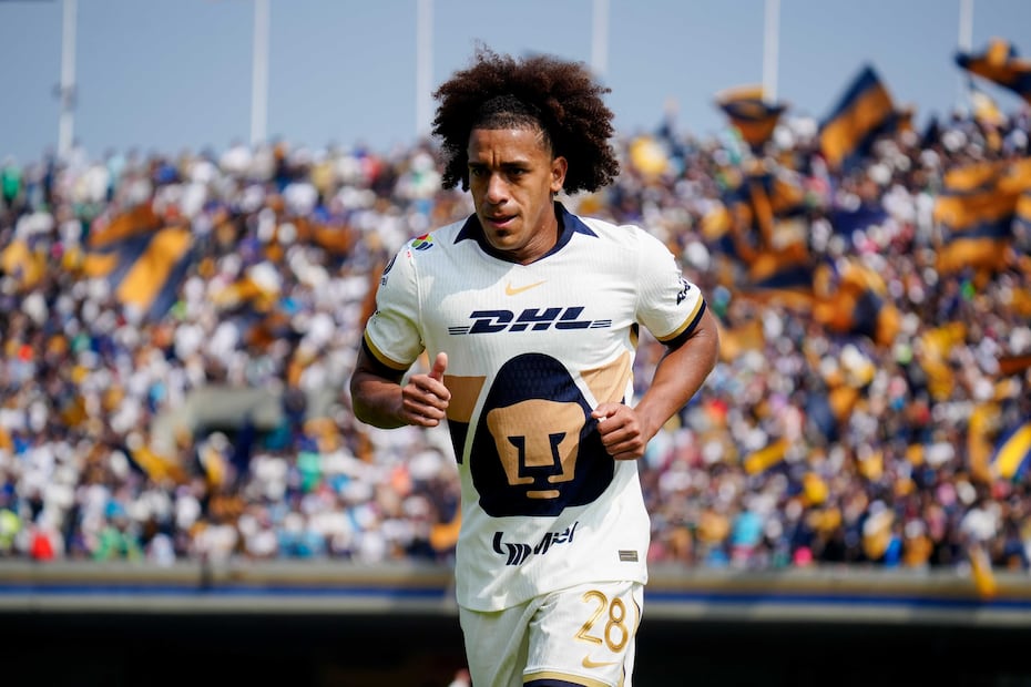 Adalberto Carrasquilla "Coco", durante el partido correspondiente a la jornada 3 del torneo Clausura 2026 de la Liga BBVA MX, entre los Pumas de la UNAM y los Esmeraldas del León, realizado en el estadio Olímpico Universitario. Foto: Imago7/ Diego Padilla