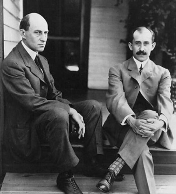Wilbur y Orville eran fabricantes de bicicletas en EU, pero su creatividad los llevó a fabricar un avión controlable capaz de planear en un corto vuelo, impulsado con una catapulta externa. Es por ello que son considerados los padres de la aviación. (Foto: Wikipedia)