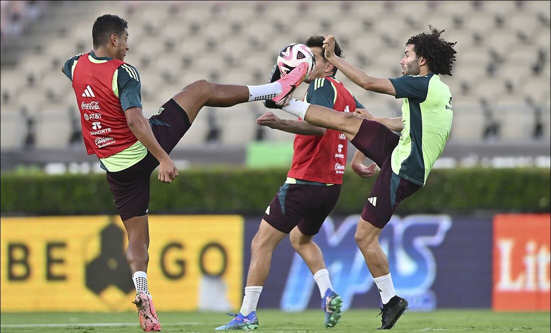 Luis Romo y César Huerta se dividen el balón en el entrenamiento de la Selección Mexicana en Rose Bowl. FOTO: Imago7