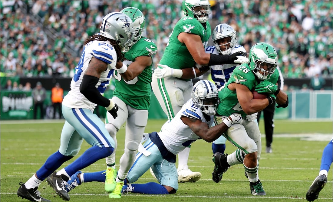 Saquon Barkley (26) de los Philadelphia Eagles corre con el ovoide en el triunfo ante los Dallas Cowboys en el Lincoln Financial Field. FOTO: AFP