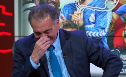 Mario Carrillo se muere de risa durante una transmisión del Día de San Valentín