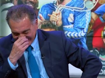 Mario Carrillo se muere de risa durante una transmisión del Día de San Valentín