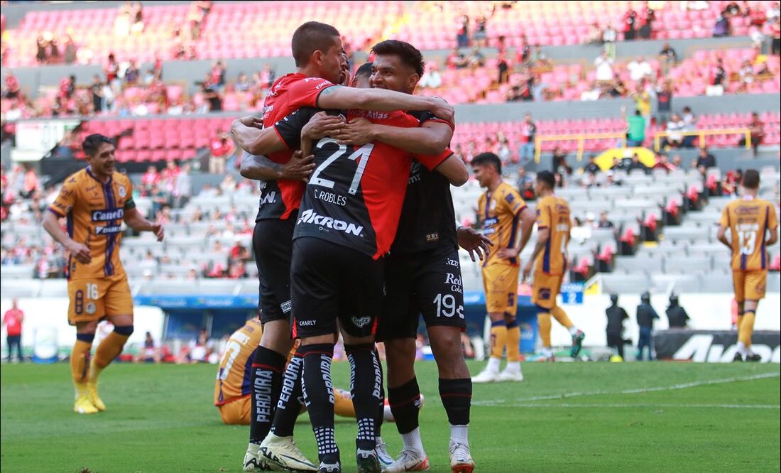 Jugadores del Atlas festejan uno de sus goles ante el Atlético San Luis. FOTO: Imago7