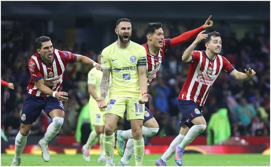 Miguel Layún y jugadores de Chivas celebrando en Clásico Nacional / FOTO: Imago7
