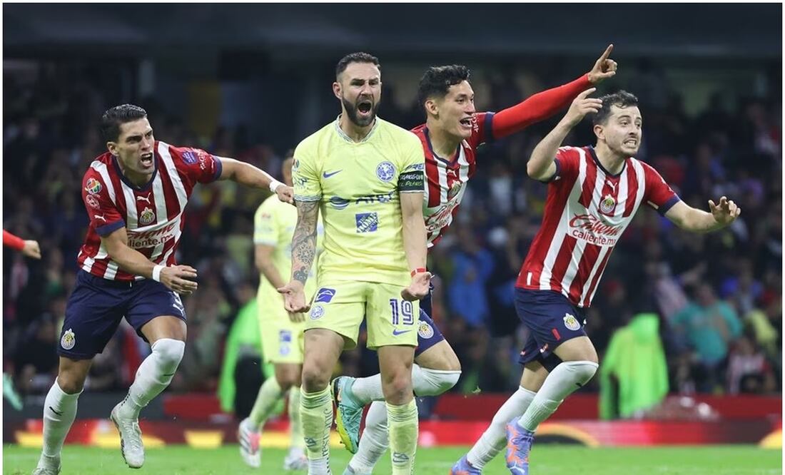 Miguel Layún y jugadores de Chivas celebrando en Clásico Nacional / FOTO: Imago7