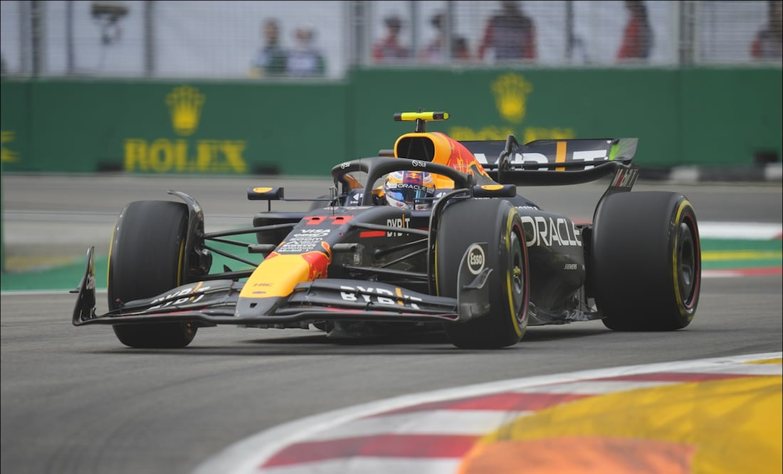 Sergio Pérez conduce su monoplaza durante la primera practica libre del GP de Singapur. FOTO: AP