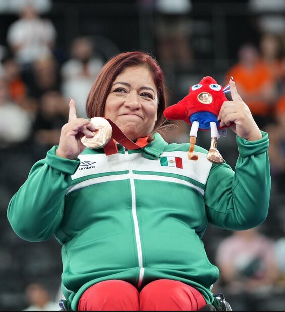 Amalia Pérez presume con orgullo su presea de bronce en la actual justa paralímpica. FOTO: @Conade