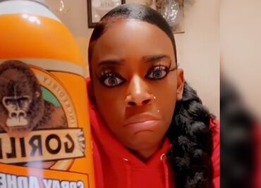 "Tiktoker" usa pegamento industrial en su cabello y así quedó