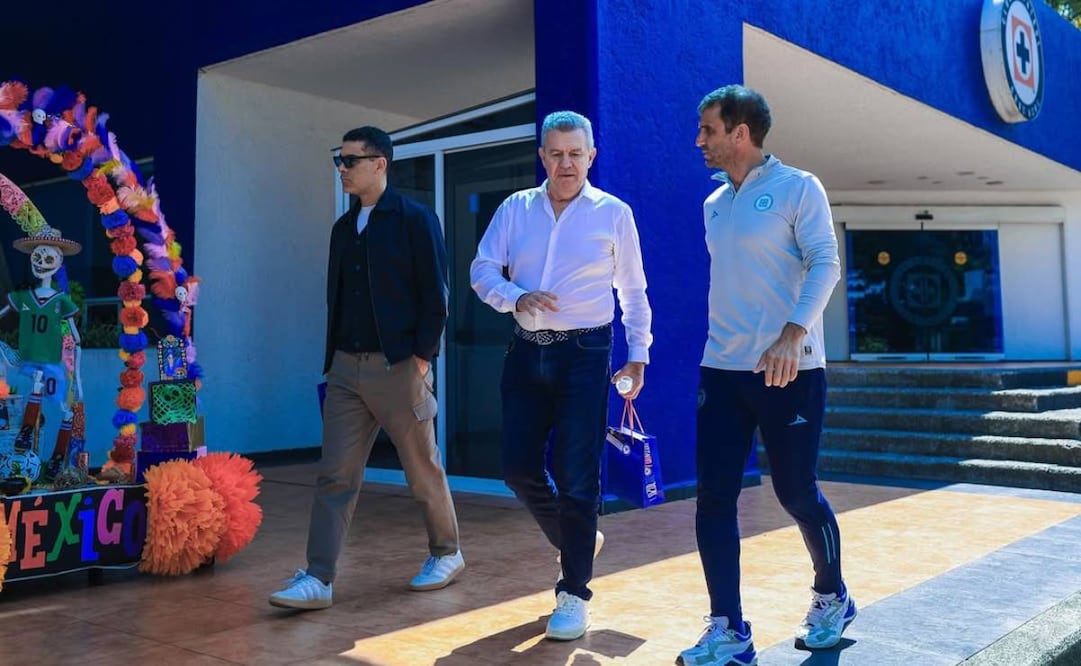 Javier Aguirre y Rafa Márquez estuvieron en las instalaciones de La Noria para ver el entrenamiento de Cruz Azul. Foto: Especial