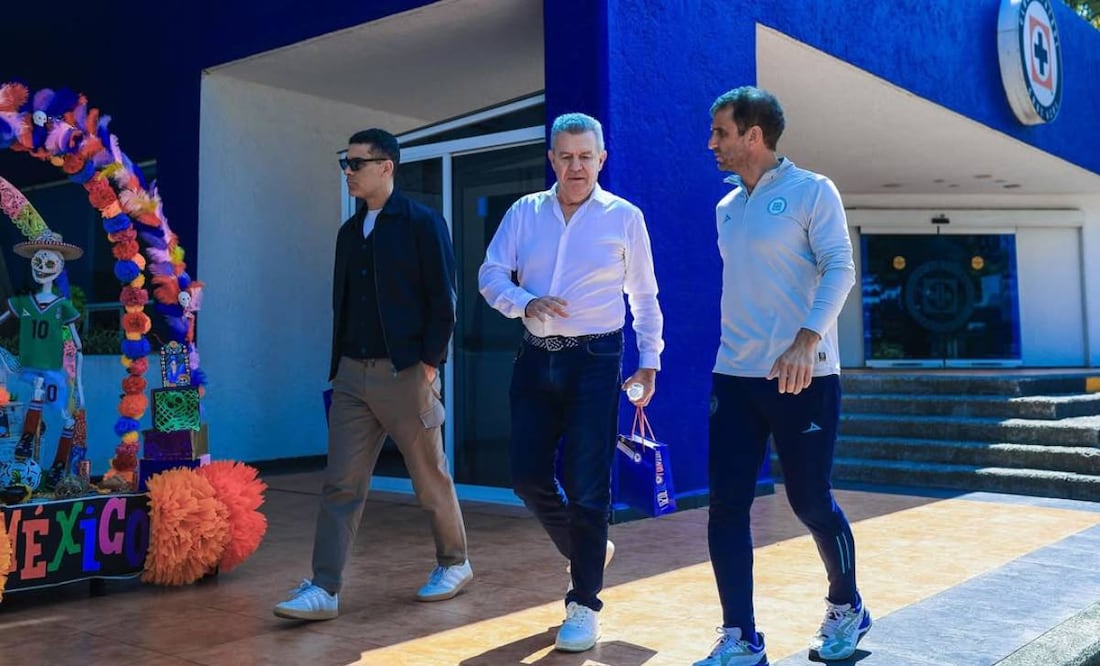 Javier Aguirre y Rafa Márquez estuvieron en las instalaciones de La Noria para ver el entrenamiento de Cruz Azul. Foto: Especial