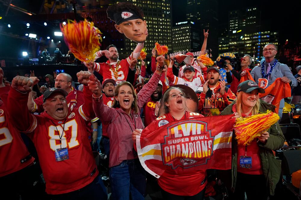 Fanáticos de los Kansas City Chiefs celebrando durante el Draft 2024 - Foto: AP