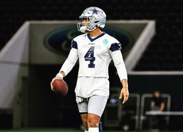 Jugador de los Dallas Cowboys sufre una lesión en el tobillo y es captado con una bota ortopédica