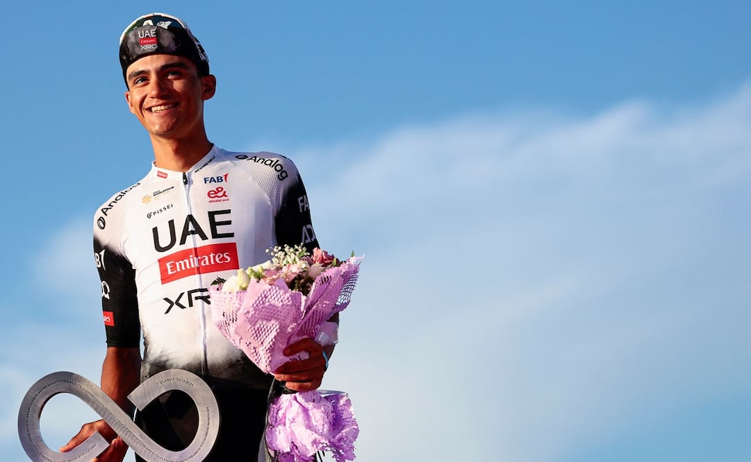 Isaac Del Toro en el podio del Giro de Italia, tras conquistar el segundo lugar de la competencia - Foto: AFP