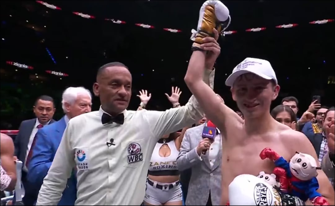 'Rey David' Picasso levanta la mano tras su triunfo. FOTO: Captura