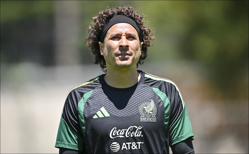 Periodista de ESPN califica como "una vergüenza" que Guillermo Ochoa se mantenga en Selección Mexicana