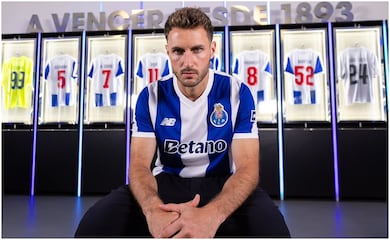 Santiago Giménez es presentado como nuevo delantero del Porto; ¿Cuál será su dorsal?