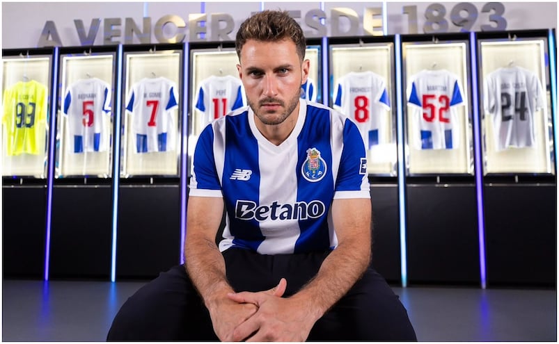 Santiago Giménez es presentado como nuevo delantero del Porto; ¿Cuál será su dorsal?