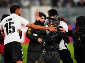 Reportan muertes afuera del Estadio Monumental de Santiago; al menos dos aficionados fallecieron durante la Copa Libertadores