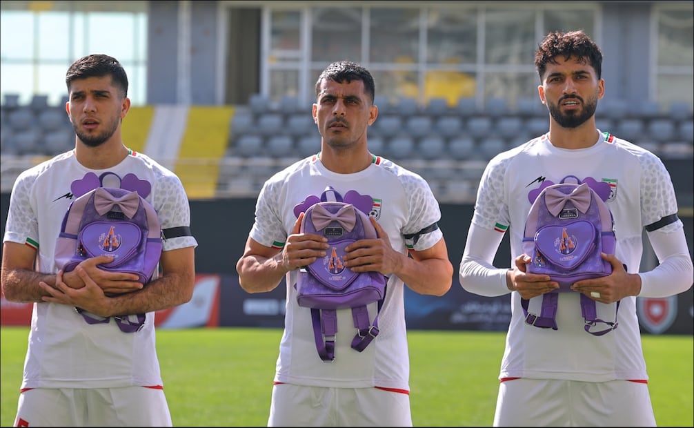 Irán recuerda a víctimas infantiles antes de amistoso internacional - Foto: AP