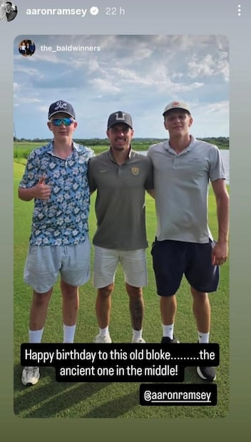 Aaron Ramsey apareció en una foto con indumentaria de los Pumas. FOTO: ESPECIAL