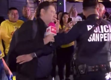 Reportero de TUDN discute con policías en plena transmisión