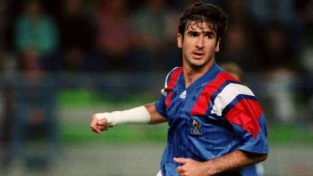Éric Cantona defendió en más de 40 ocasiones la playera de Francia. Foto: Especial