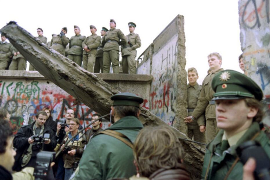 La caída del Muro de Berlín en 10 fotos fuertes y reveladoras