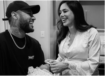 Neymar carga por primera vez a su hija y su cara conmueve a todo el mundo