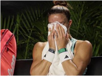 Maria Sakkari es aplastada por Aryna Sabalenka en las WTA Finals y llora desconsolada