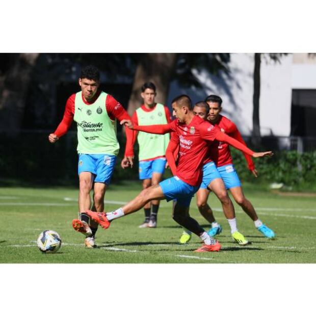 Chiquete Orozco no ha reportado a la pretemporada de Chivas. Foto: Chivas