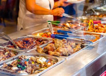 Impiden a cliente entrar a buffet… ¡porque come demasiado!