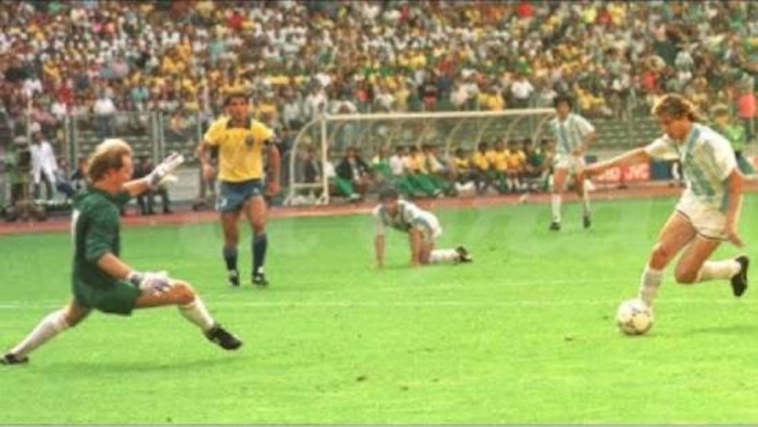 Maradona le puso el pase de gol a Caniggia, con el que eliminaron a Brasil en Octavos de Final del Mundial de Italia 90. Foto: Especial