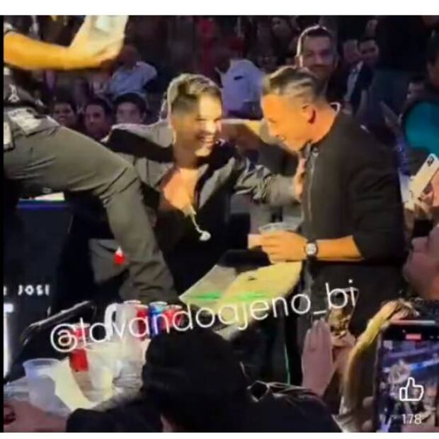 Andrés Guardado, feliz luego del shot de tequila que le invitó Jorge Medina. Foto: Especial