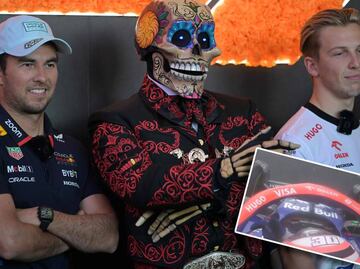 Liam Lawson desata la furia de los fans por pintarle dedo a 'Checo' Pérez en el GP de México 2024